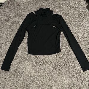 Size says medium, fits tight. Black, long sleeve.